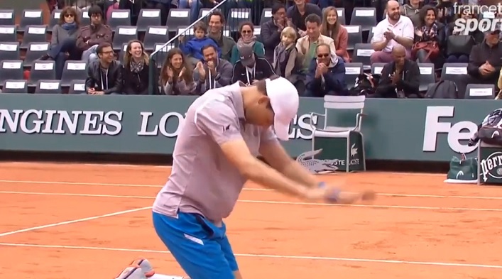 Bob Bryan se prosterne devant Lukasz Kubot après sa demi-volée dans le dos à Roland Garros.