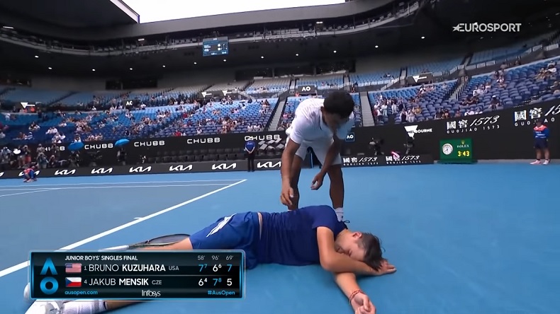 Brunu Kuzuhara remporte l'Open d'Australie Juniors face à un Jakub Mensik épuisé après 3h43 de match.