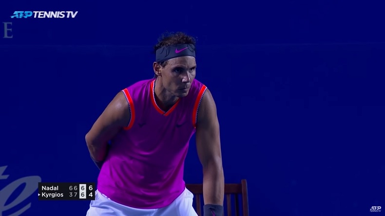 Le regard noir de Nadal lors d'un moment de tension contre Kyrgios à la fin de leur match à Acapulco.
