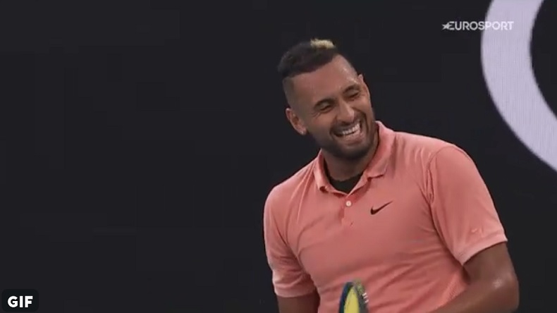 Nick Kyrgios rigole, après l'imitation de Gilles Simon de Rafael Nadal, suite à un avertissement.