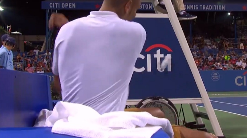 "Elle m'a glissé des mains." Nick Kyrgios à l'arbitre après avoir balancé une bouteille dans sa chaise.