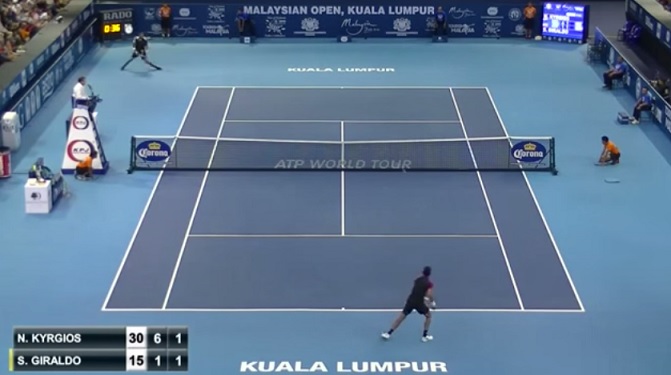 Nick Kyrgios lâche un énorme coup droit en bout de course.