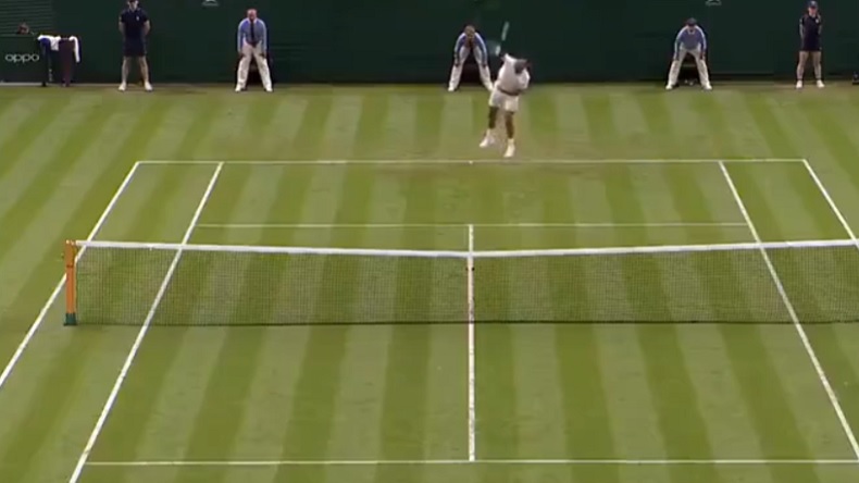 Nick Kyrgios sert au T sur la recommandation d'un spectateur à Wimbledon.