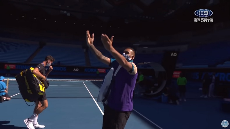 Nick Kyrgios trolle Djokovic en imitant sa célébration à l'Open d'Australie 2021.