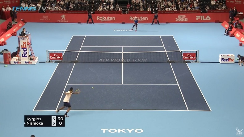 Clic. Boom ! La puissance de frappe de Nick Kyrgios en coup droit a fait des dégâts contre Nishioka au tournoi de Tokyo 2018. Clic. Boom ! La puissance de frappe de Nick Kyrgios en coup droit a fait des dégâts contre Nishioka au tournoi de Tokyo 2018.