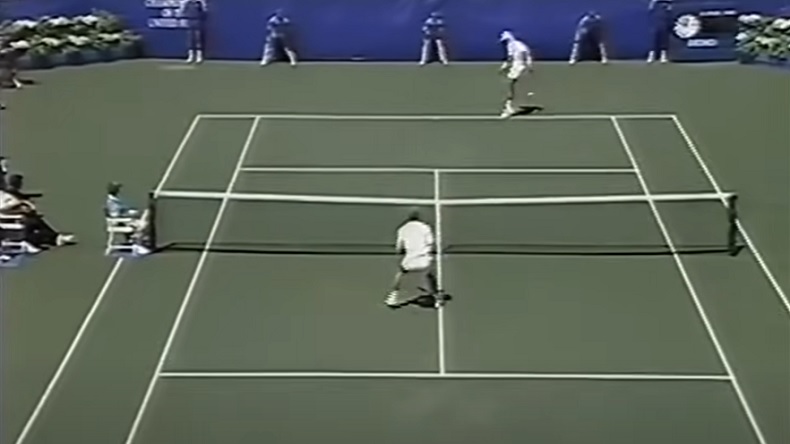 Ivan Lendl et Stefan Edberg font à quelques minutes d'intervalle le même coup dans le dos en demi-finales de l'US Open 1991.