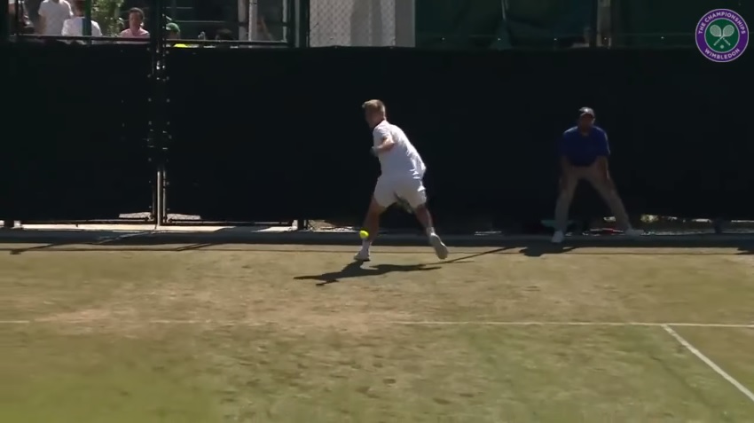 Ce tweener de Lloyd Glasspool aux qualifications de Wimbledon 2018 est un régal. Ce tweener de Lloyd Glasspool aux qualifications de Wimbledon 2018 est un régal.