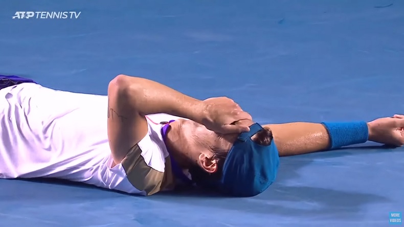 Lorenzo Musetti, au sol, après sa victoire contre Dimitrov à Acapulco, est assuré de rentrer dans le top 100.