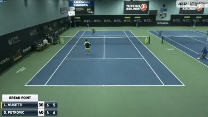 L'audace de Lorenzo Musetti qui sauve une balle de set avec un service à la cuillère - volée au Challenger d'Istanbul 2021.
