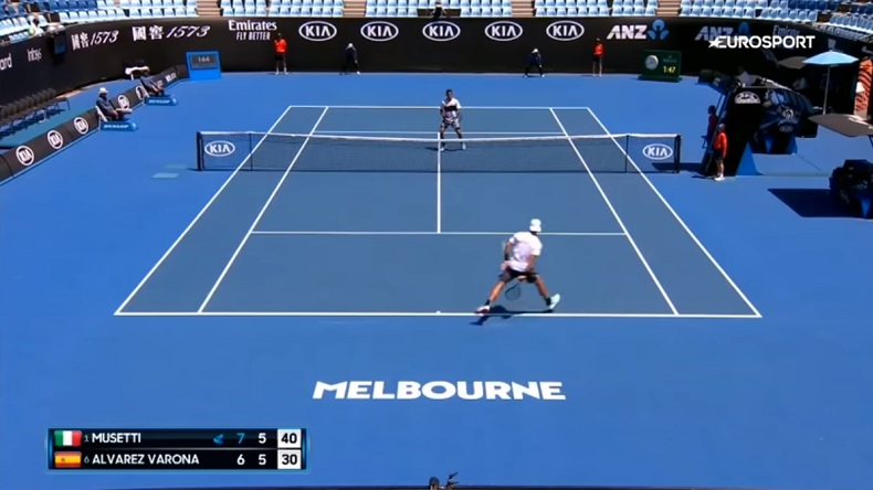 Lorenzo Musetti régale avec un tweener lob magnifique à l'Open d'Australie Junior 2019.