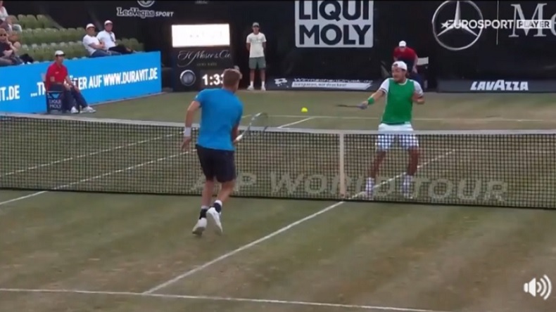 Cette balle de match sauvée par Lucas Pouille à Stuttgart est improbable. Cette balle de match sauvée par Lucas Pouille à Stuttgart est improbable.