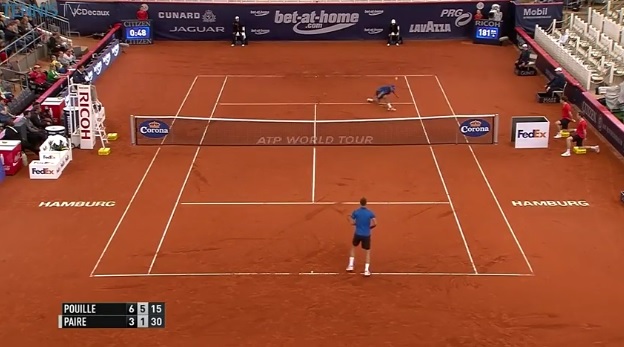 Si la balle n'a pas doublé, cette contre-amortie de Lucas Pouille est très propre.