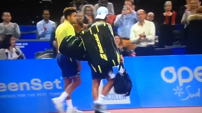 Le beau geste de Lucas Pouille qui aide Tsonga à porter ses sacs. Le beau geste de Lucas Pouille qui aide Tsonga à porter ses sacs.