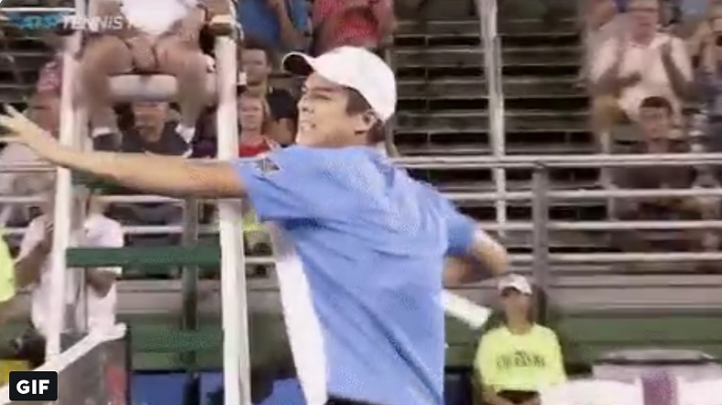 Mackenzie McDonald célèbre sa victoire sur Del Potro à Delray Beach en éclatant sa raquette. WTF !
