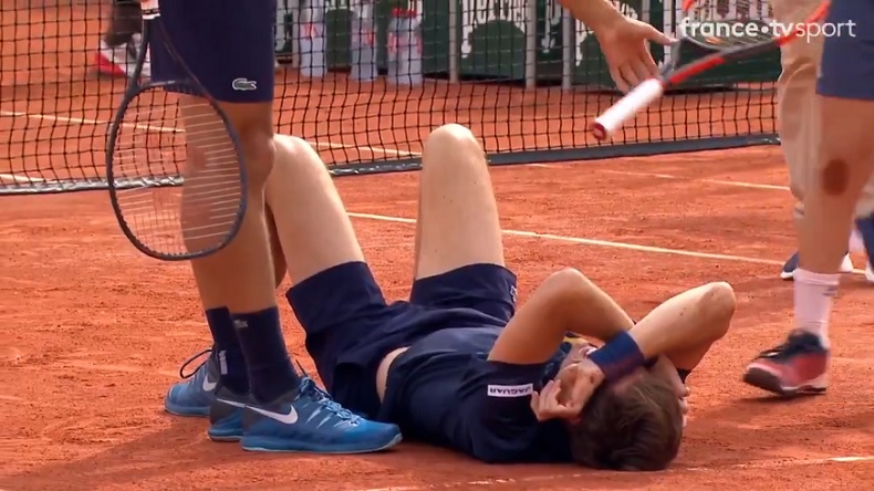 Nicolas Mahut au sol, après s'être pris une balle dans la tempe à Roland-Garros 2018. Nicolas Mahut au sol, après s'être pris une balle dans la tempe à Roland-Garros 2018.