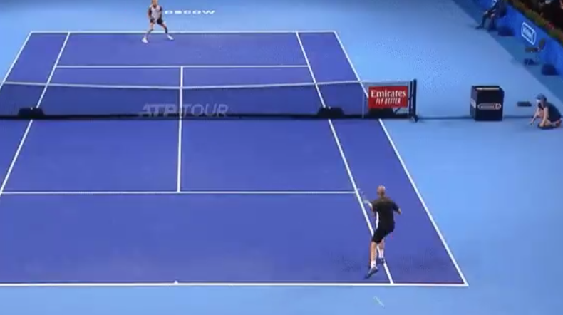Adrian Mannarino fait du air tennis sur un service de Rublev et la réaction du Russe est marrante.