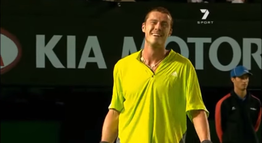 Marat Safin sait qu'il vient d'arnaquer Benjamin Becker et il en rigole.