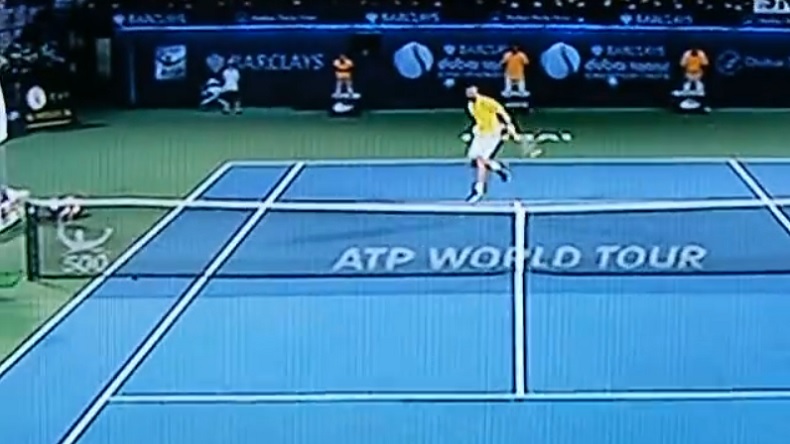 Marat Safin réussit une volée dans le dos gagnante contre Richard Gasquet. Marat Safin réussit une volée dans le dos gagnante contre Richard Gasquet.