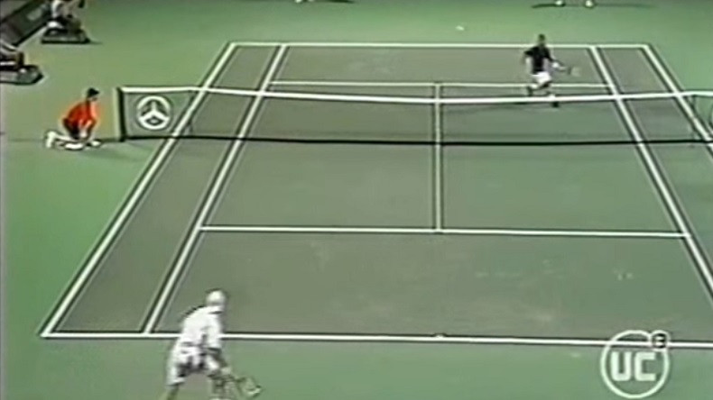 Le tennis magique de Marcelo Rios. Marcelo Rios produit un tennis absolument incroyable contre Juan Ignacio Chela au tournoi de Miami 2002.