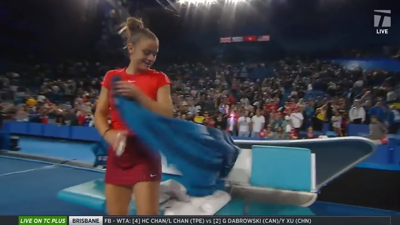En souvenir de sa victoire contre Federer à la Hopman Cup, Maria Sakkari est allée piquer la serviette du Suisse.