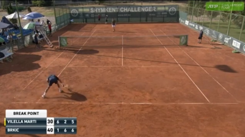 Mario Vilella Martinez signe une entrée remarquée sur Tennis Legend avec un cassage de raquette de haute facture.