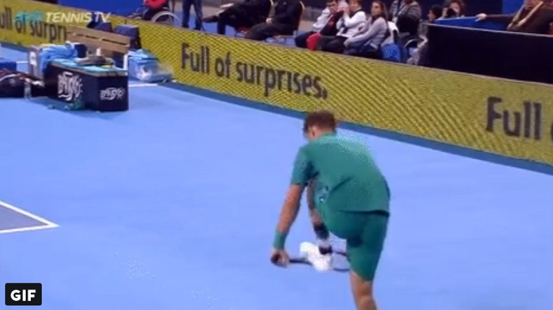 Martin Klizan s'apprête à couper en deux sa raquette à Sofia.
