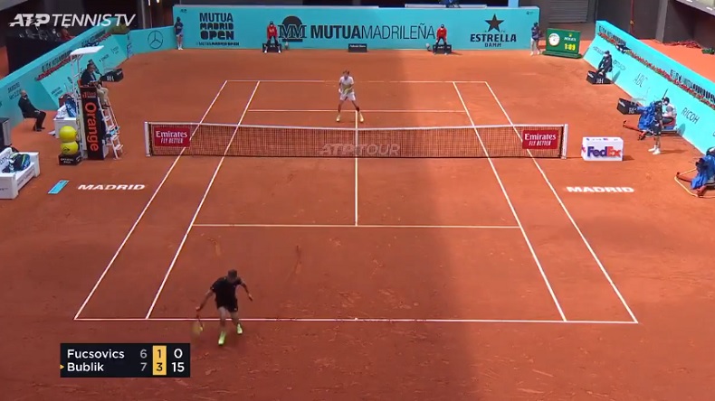Le trick shot génial de Marton Fucsovics au Masters de Madrid 2021.