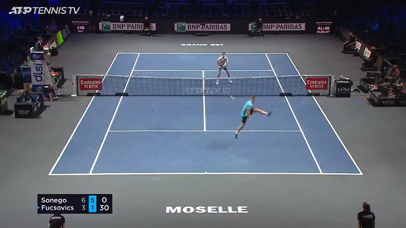 Marton Fucsovics se fait plaisir avec ce tweener au tournoi de Metz 2021.