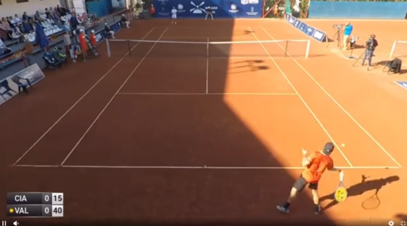 Ceci n'est pas un coup droit lors d'un échange mais le service à la cuillère de Mate Valkusz, qui a gagné le tournoi ITF de Budapest en servant comme cela en finale.