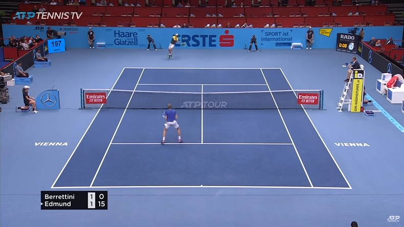 Matteo Berrettini contre violemment un smash de Kyle Edmund au tournoi de Vienne de 2019.