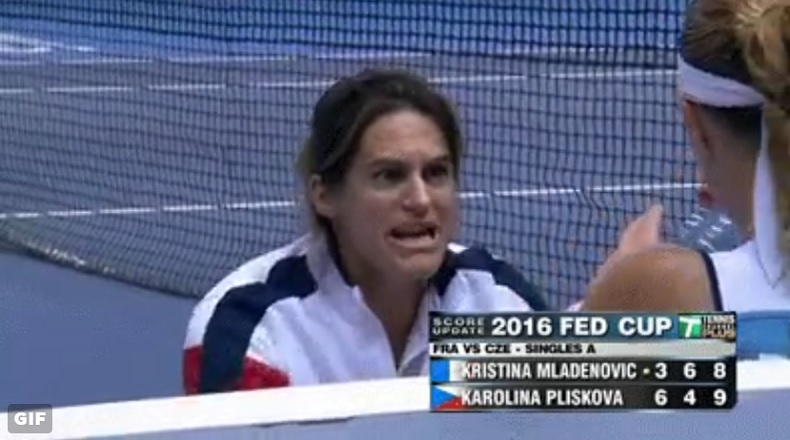 Amélie Mauresmo masse et motive Kristina Mladenovic.