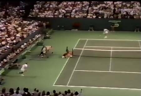Miloslav Mecir, en bas à gauche, est en mauvaise posture contre Ivan Lendl en finale du tournoi de Miami 1987 mais il va remporter le point.