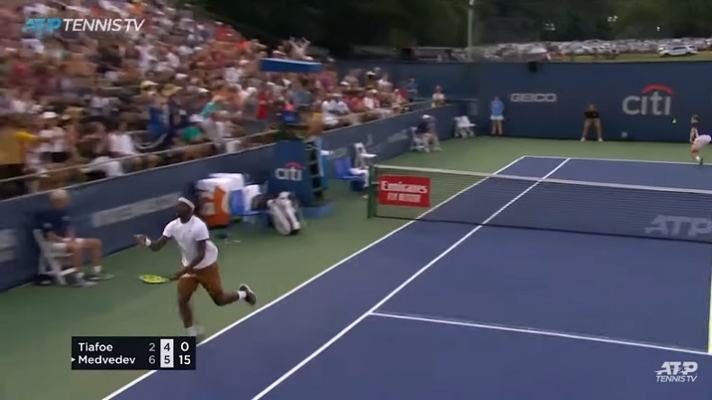 Frances Tiafoe pense avoir gagné le point et le célèbre mais Daniil Medvedev est en train de remettre la balle.