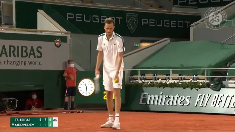 Daniil Medvedev s'apprête à servir à la cuillère sur balle de match contre Tsitsipas mais bluff ne va pas marcher.