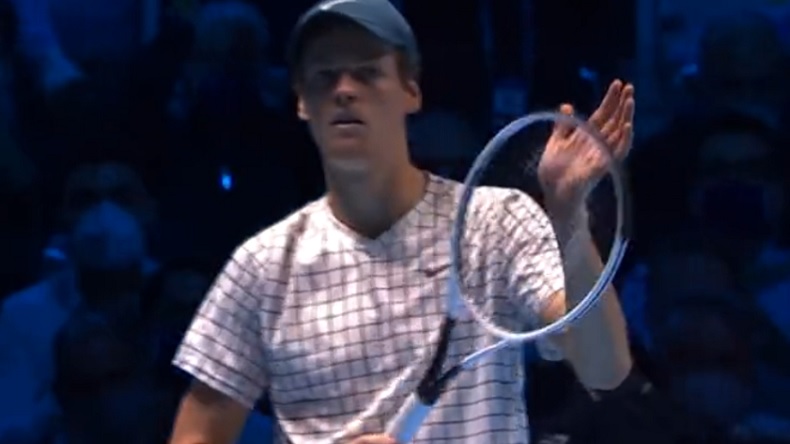 Jannik Sinner applaudit le fair-play de Daniil Medvedev sur un point au Masters 2021.