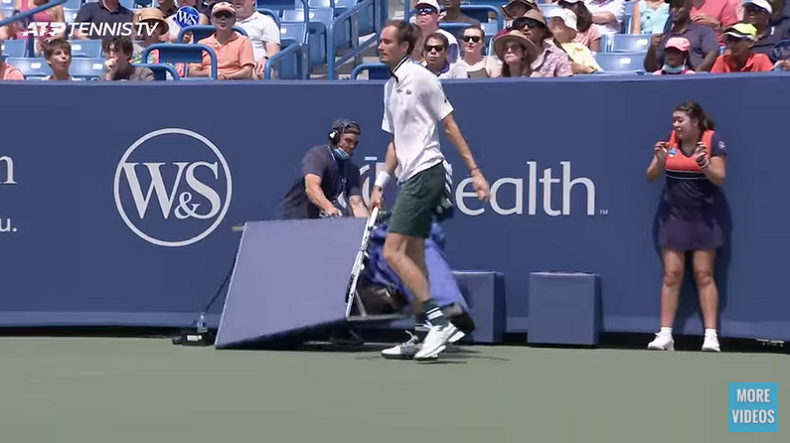 Daniil Medvedev a percuté et fait tomber une caméra en demi-finales du Masters de Cincinnati 2021.