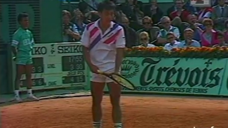 Le fameux service à la cuillère de Michael Chang contre Ivan Lendl à Roland-Garros en 1989. Le fameux service à la cuillère de Michael Chang contre Ivan Lendl à Roland-Garros en 1989.