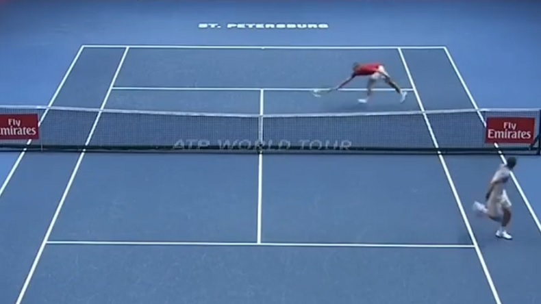 Un point spectaculaire de Mikhail Youzhny au tournoi de Saint-Pétersbourg 2018.