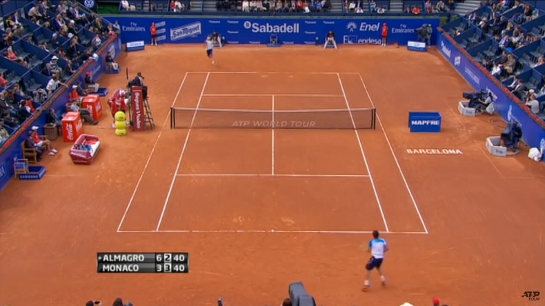 Juan Monaco sort totalement Nicolas Almagro du court avec un coup droit court croisé superbe.