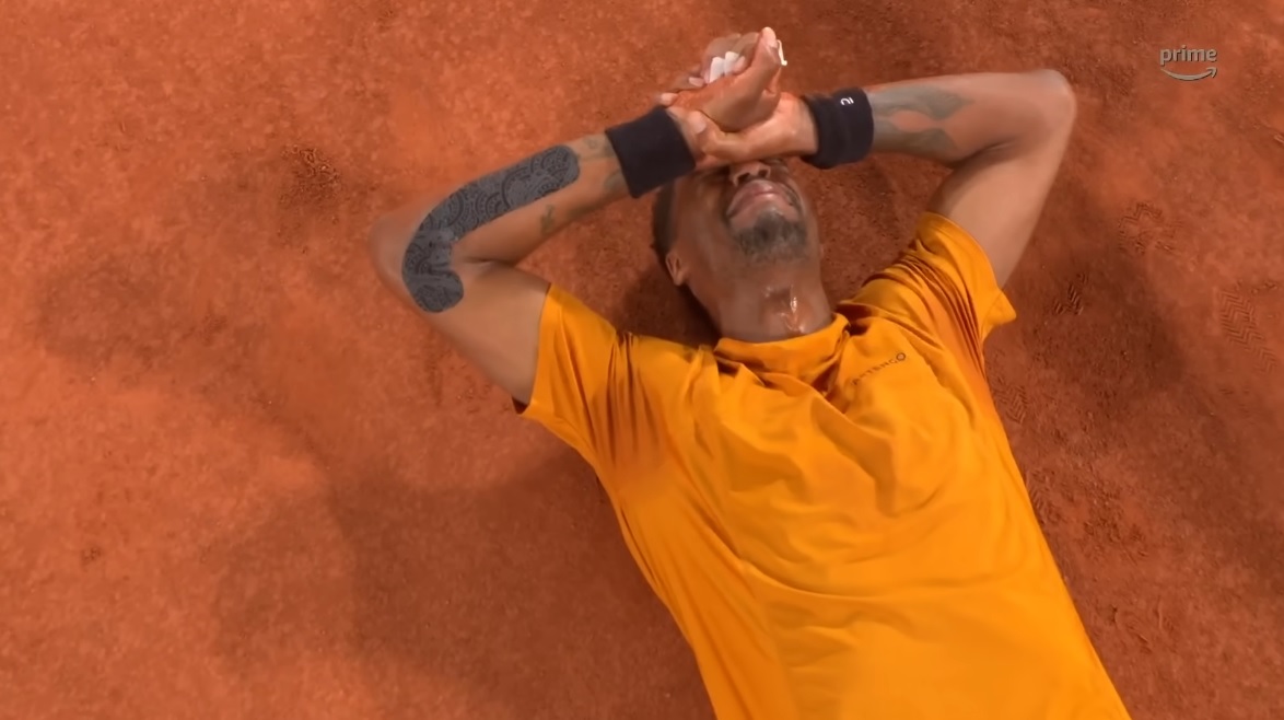Gaël Monfils, en larmes sur le central, après sa victoire épique contre Sebastian Baez à Roland-Garros.