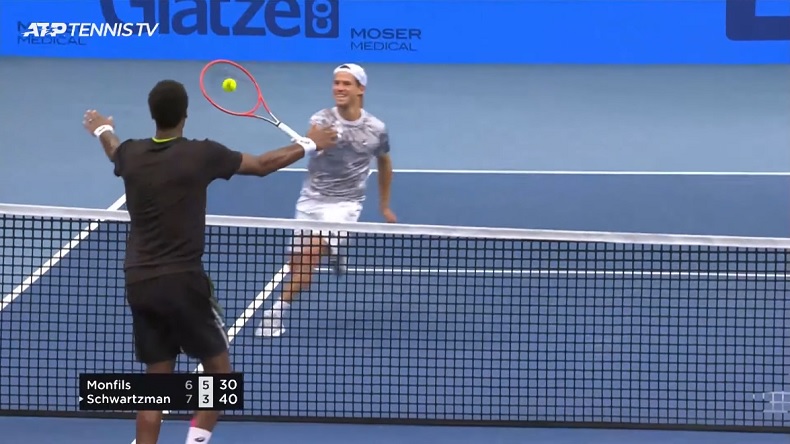 Diego Schwartzman, tout sourire, en voyant l'intox de Gaël Monfils qui va terminer ce point insolite avec la main, à Vienne.