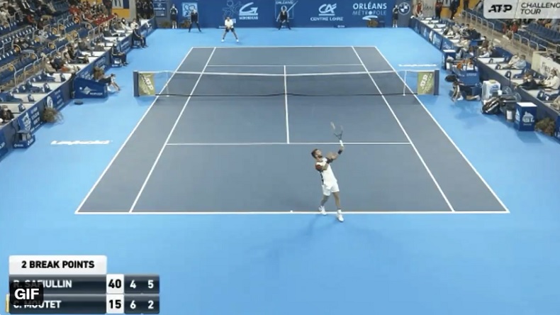 Corentin Moutet tente un service freestyle audacieux au Challenger d'Orléans 2021.