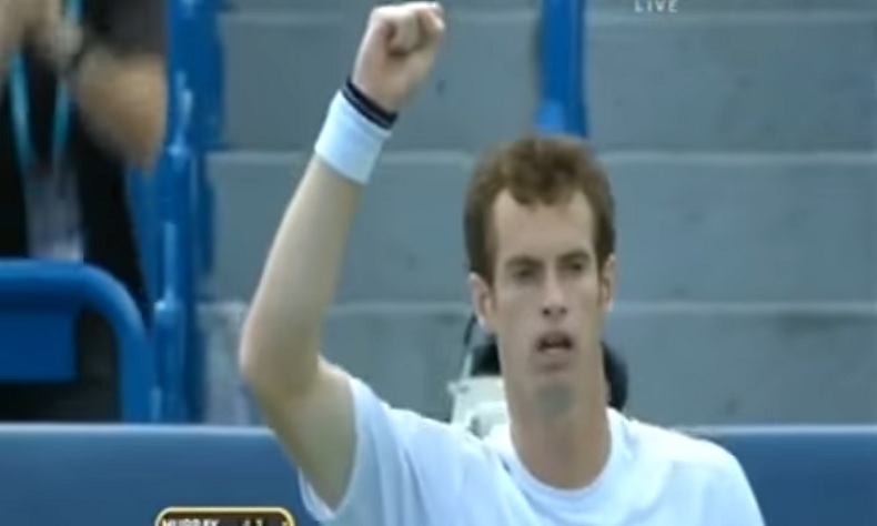 Enorme Andy Murray qui remporte un rallye de 57 frappes contre Julien Benneteau au Masters 1000 de Cincinnati 2009.