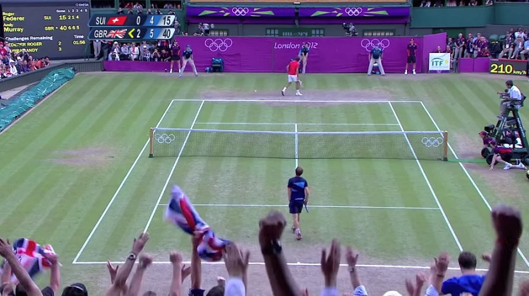 Andy Murray conclut son récital contre Roger Federer par un ace pour être sacré champion olympique 2012.