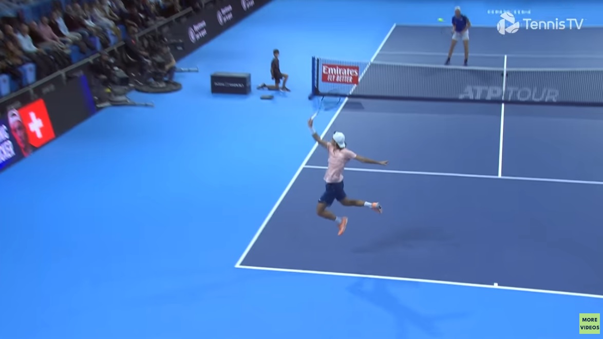 Le contre acrobatique de Lorenzo Musetti sur un smash de Dominic Stricker au Masters NextGen 2022.