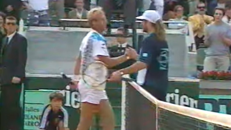 Thomas Muster sort vainqueur d’un énorme combat contre Andre Agassi au deuxième tour de Roland-Garros 1994.