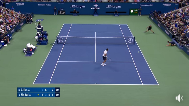 Rafael Nadal contourne le filet pour se procurer une balle de match contre Marin Cilic à l'US Open 2019.