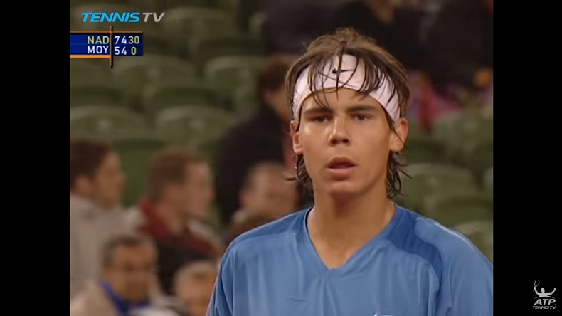 Rafael Nadal, 16 piges, met deux sets à Carlos Moya, n°4 mondial, au Masters d'Hambourg 2003. Au calme.