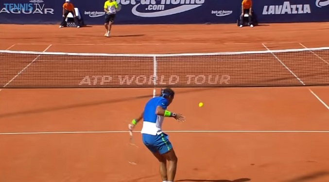 Une merveille d'amortie signée Rafael Nadal à Hambourg.