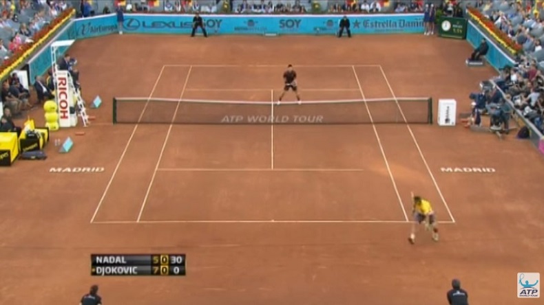 Un tweener de légende de Nadal contre Djokovic Un tweener de légende de Nadal contre Djokovic